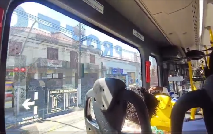 Janela com muita trepidação em ônibus da Ambiental fabricado em 2023 chama atenção de passageiros na capital paulista