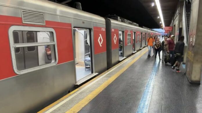 Linha 12-Safira tem problemas e operação é prejudicada na manhã desta quinta-feira (02)