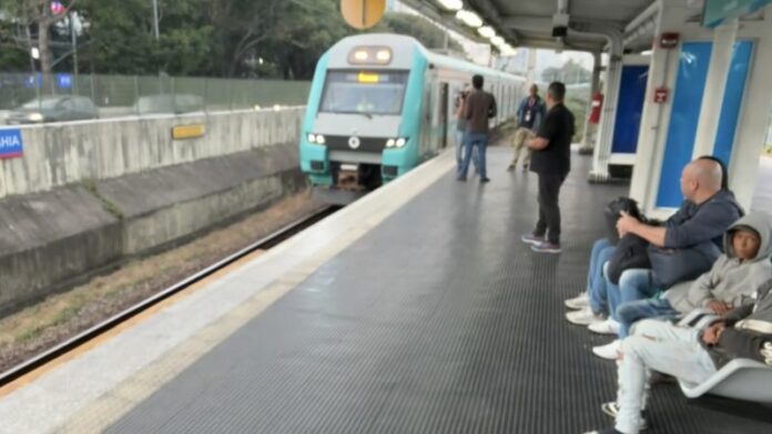 Linha 9-Esmeralda retoma operação normal nesta segunda (27). Descarrilamento na noite de domingo (26) afetou atendimento