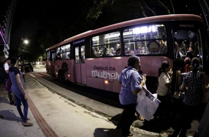 Maceió (AL) testa ponto monitorado e ônibus exclusivo para reforçar segurança de mulheres no transporte