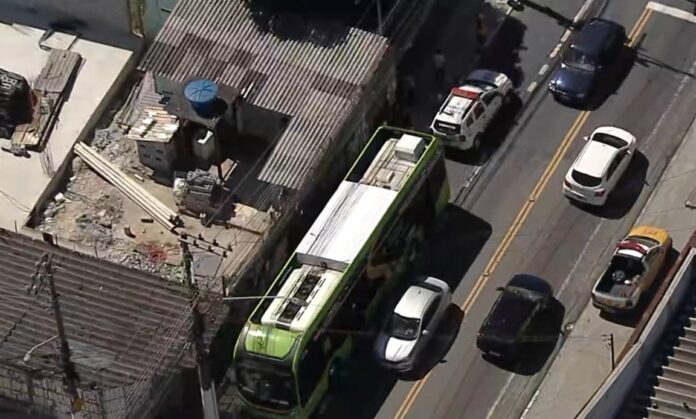 Mulher é atropelada por ônibus elétrico da Metrópole Paulista na Zona Leste de São Paulo (SP) nesta segunda-feira (20)
