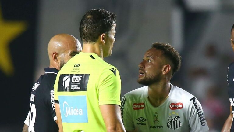 Neymar desabafa e detona árbitro por cartão que o tirou de duelo com Flamengo: ‘Quer ser a figura do jogo’