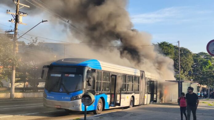 Ônibus articulado da Mobibrasil é destruído por incêndio na Zona Sul de São Paulo