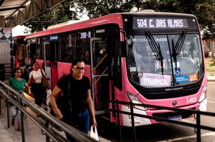 Ônibus da Mulher registra mais de oito mil embarques na primeira semana de operação em Maceió (AL)