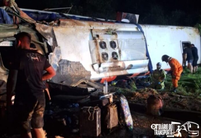Ônibus da banda de Núzio Medeiros tomba na BR-316 e deixa feridos no Piauí neste sábado (4)