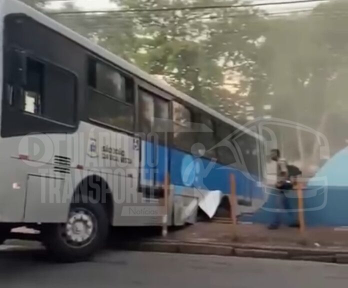 Ônibus descontrolado atinge carro e imóveis em São João da Boa Vista (SP)