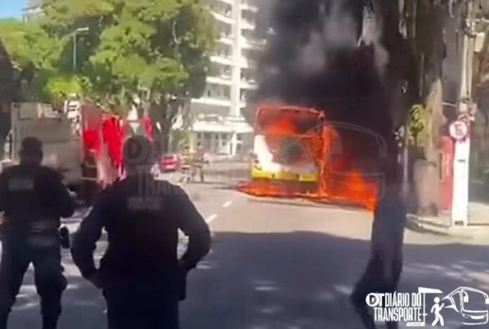 Ônibus é destruído por incêndio no centro de Belém (PA) neste domingo (26)