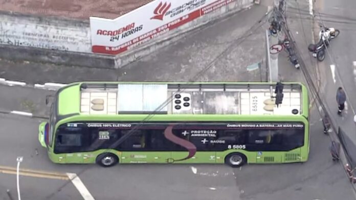 Ônibus “entala” no meio-fio ao tentar fazer curva na Zona Sul de São Paulo na manhã desta quarta (29)