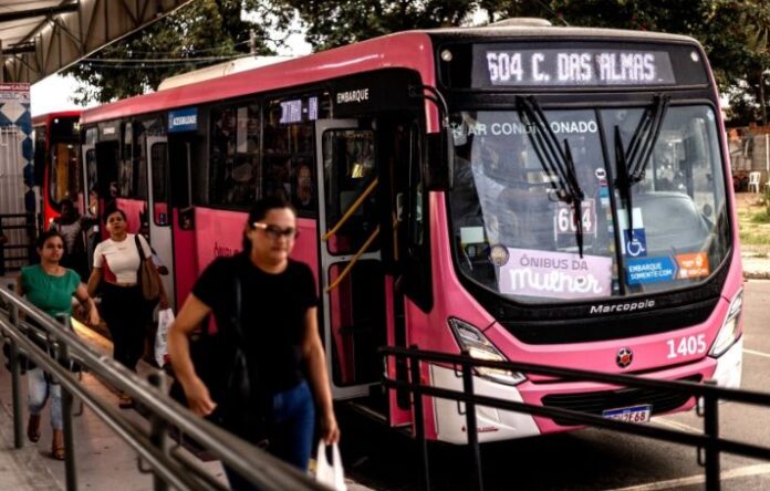 Ônibus exclusivo para mulheres registra mais de 8 mil embarques na primeira semana em Maceió (AL)