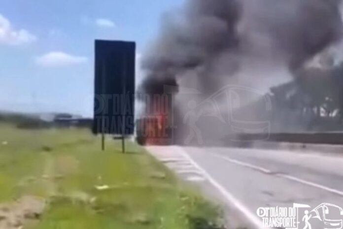 Ônibus pega fogo na Via Dutra em Cachoeira Paulista e mobiliza equipes neste sábado (25)