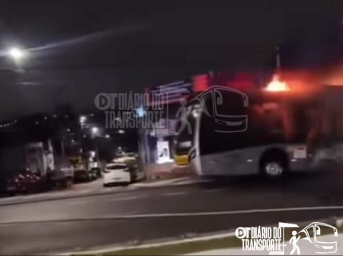 Ônibus pega fogo na Zona Leste de São Paulo na noite desta quinta-feira (09)