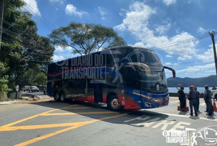 Ônibus quebrado e rompimento de cano causam congestionamento na região do Riacho Grande, em São Bernardo do Campo (SP) nesta terça-feira (21) 