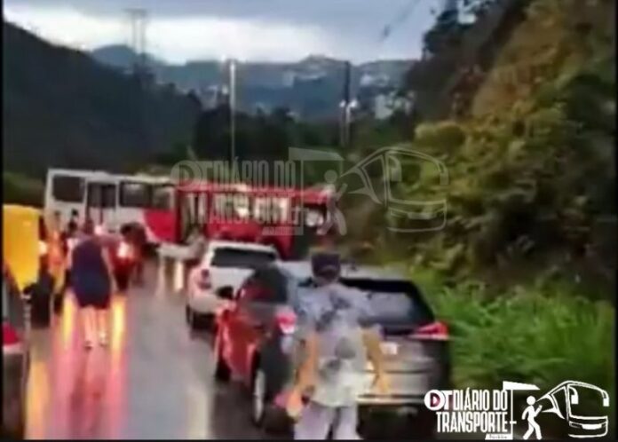 Ônibus roda na pista durante chuva e interdita a MG-030 entre Belo Horizonte e Nova Lima nesta quarta-feira (8)
