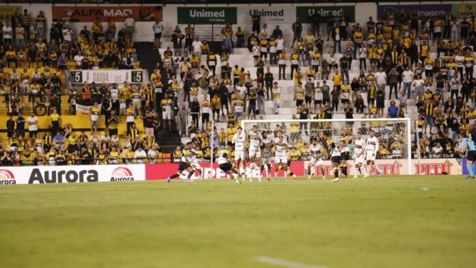 Otero faz golaço 'à la Cristiano Ronaldo' e garante vitória do Criciúma contra o Botafogo-SP na Série B