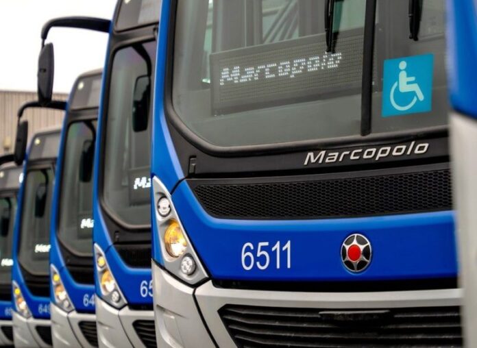 Prefeito e vice-prefeito de Gramado (RS) visitam fábrica da Marcopolo em Caxias do Sul (RS) para acompanhar produção de novos ônibus