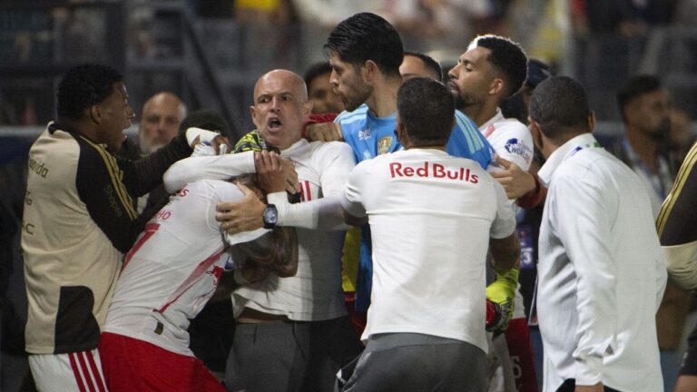 Rossi acusa auxiliar do Bragantino de agressão após derrota do Flamengo: ‘Por isso eu reagi’