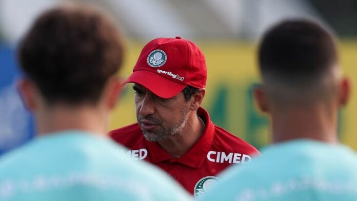 STJD reduz pena de Abel Ferreira em um jogo, mas técnico do Palmeiras segue suspenso