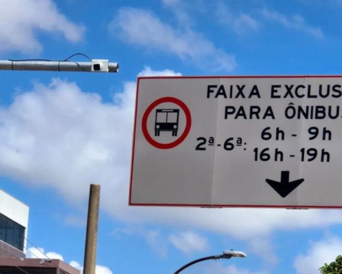 Semáforos inteligentes priorizam ônibus e começam a ser instalados em Belo Horizonte