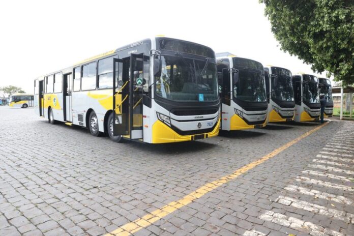Uberlândia (MG) recebe cinco novos ônibus Caio/Volkswagen para frota do transporte público