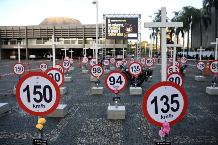Ação do Maio Amarelo no Paço de Santo André (SP) alerta sobre mortes no trânsito