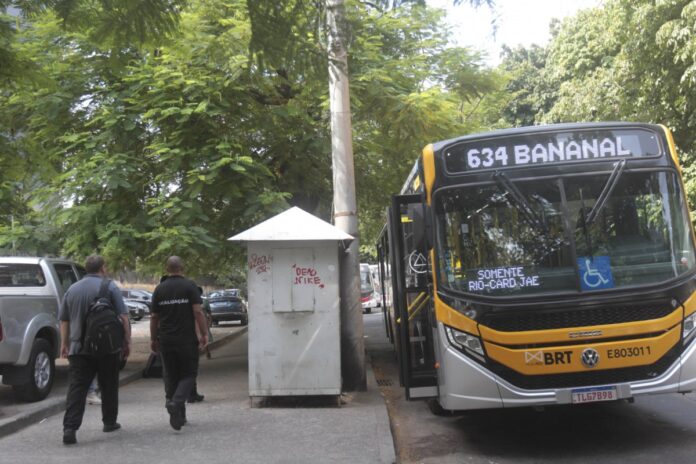 Primeira linha de ônibus que não aceita dinheiro no Rio de Janeiro tem 20% de redução no tempo de viagem, diz prefeito Eduardo Cavalieri