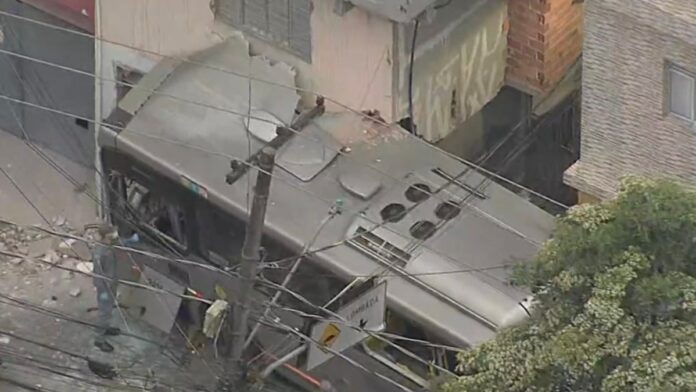 Ônibus atinge imóvel no Jardim Jaqueline, Zona Oeste de São Paulo, deixando diversos feridos nesta terça-feira (26)