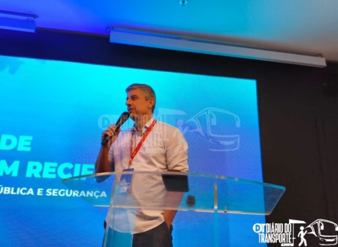 51% da frota de ônibus da Grande Recife têm mais de sete anos de idade e quantidade de ônibus em operação caiu 7,5%. Obras podem ajudar a melhorar sistema