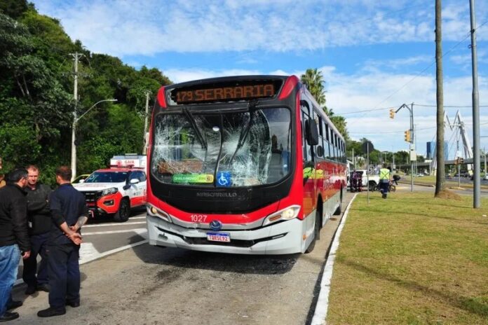 Acidente entre dois ônibus na zona Sul de Porto Alegre (RS) deixa diversos feridos na tarde desta quinta-feira (14)