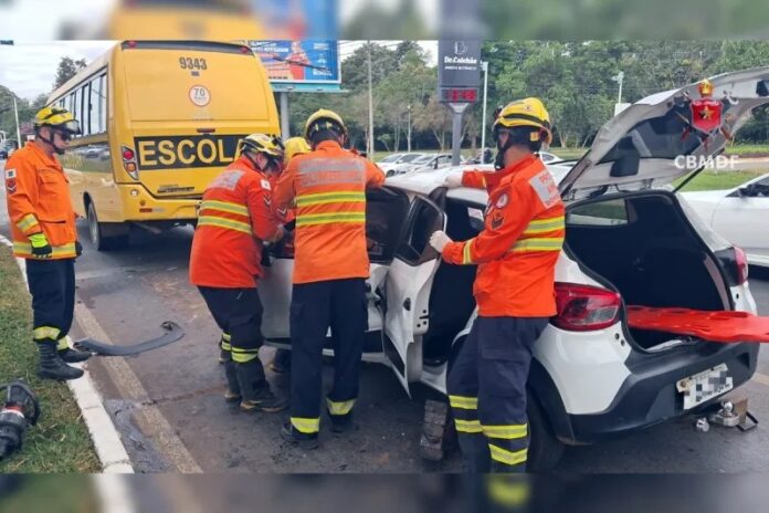 Acidente entre ônibus escolar e carro deixa feridos no Lago Sul, no Distrito Federal, nesta segunda-feira (04)
