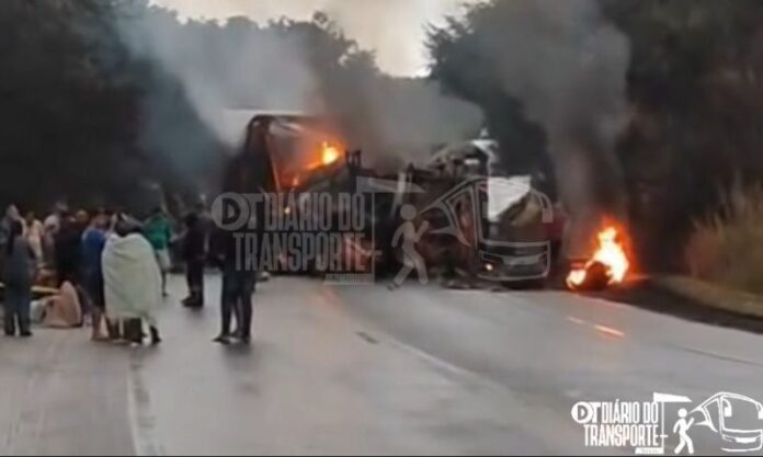 Batida entre ônibus e caminhão em Salinas na BR-251 deixa mortos e feridos na manhã deste domingo (24)