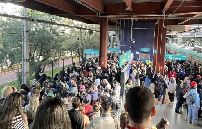 Linha 9-Esmeralda tem falha gerada por furto de cabos e estações ficam lotadas nesta segunda-feira (11)