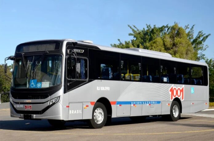 Linha intermunicipal operada pela Auto Viação 1001 conecta Saquarema à Barra da Tijuca, no Rio de Janeiro; confira