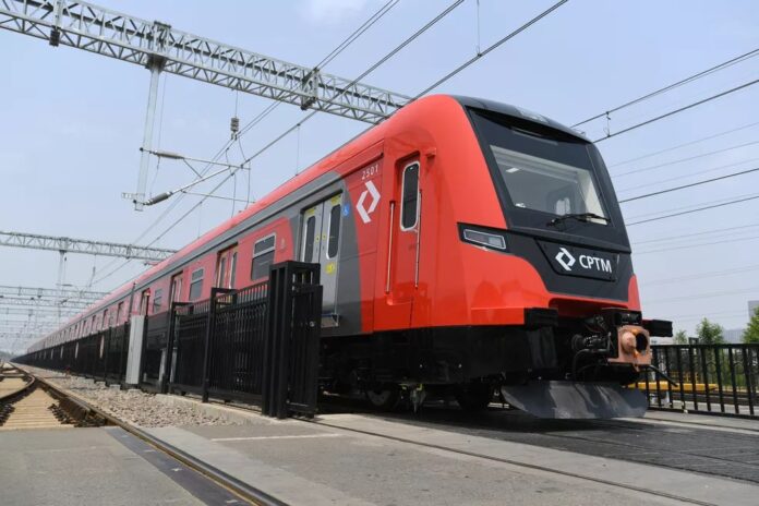 Linhas 12 e 13 da CPTM dão problemas para os passageiros na noite deste sábado (02).Usuários foram desembarcados na via