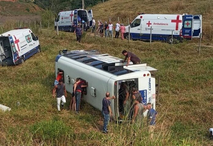 Micro-ônibus tomba na RJ-230, em Campos dos Goytacazes (RJ) e deixa diversos feridos nesta quarta-feira (13)
