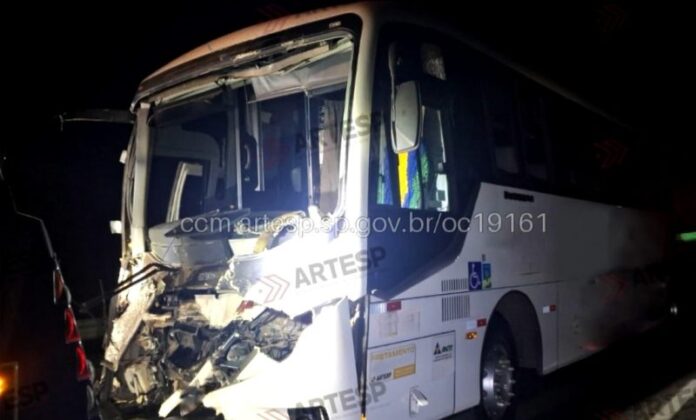 Ônibus colide na traseira de bitrem e interdita faixa em rodovia de Piracicaba (SP)
