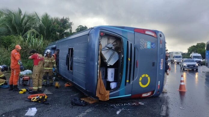 Ônibus da Cidade Sol tomba na BR-324, em Simões Filho (BA), deixando diversas vítimas nesta terça-feira (12)