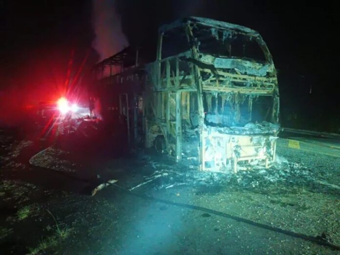 Ônibus da Nova Itapemirim fica destruído após pegar fogo na BR-101, em Mimoso do Sul (ES)