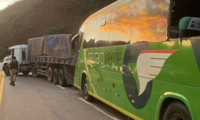 Ônibus da Pássaro Verde colide contra caminhão na BR-356, em Itabirito (MG), e deixa feridos