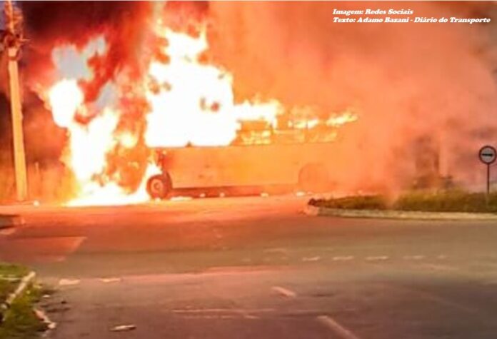 Ônibus da Ricco Transportes pega fogo em Rio Branco neste sábado (23) e assusta passageiros e moradores