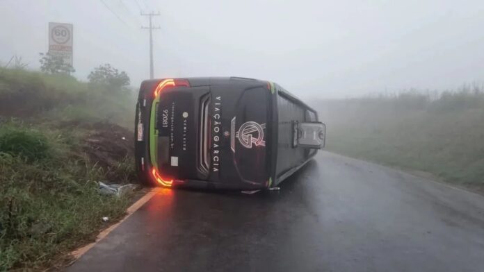Ônibus da Viação Garcia tomba no Paraná, deixando feridos nesta segunda (18)