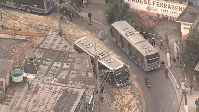 Ônibus derrama óleo na Av. Dep. Cantídio Sampaio, Zona Norte de São Paulo, bloqueando via e circulação de linhas na região nesta sexta-feira (15)