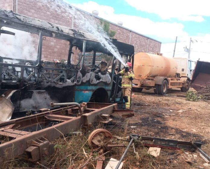 Ônibus é destruído em incêndio em garagem em Bocaiuva (MG) na tarde desta quarta-feira (20)