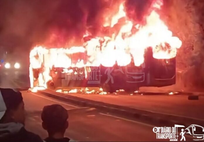 Ônibus metropolitano é incendiado durante protesto em Cotia, na Grande São Paulo nesta terça-feira (19) 