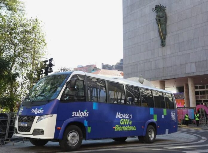 Ônibus movido a biometano fará viagens gratuitas durante o Festival Fronteiras em Porto Alegre neste sábado (16)