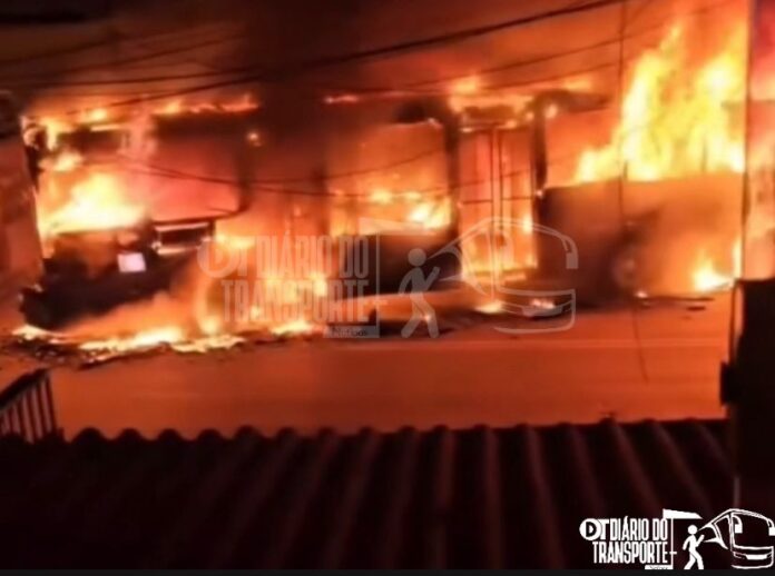 Ônibus são incendiados durante protesto em Guarulhos e vias são bloqueadas no entorno do aeroporto na noite desta terça-feira (5)