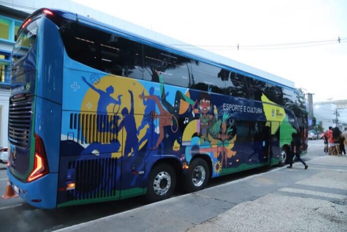 Prefeitura de Rio Branco (AC) apresenta ônibus de dois andares para transporte de atletas, artistas e delegações