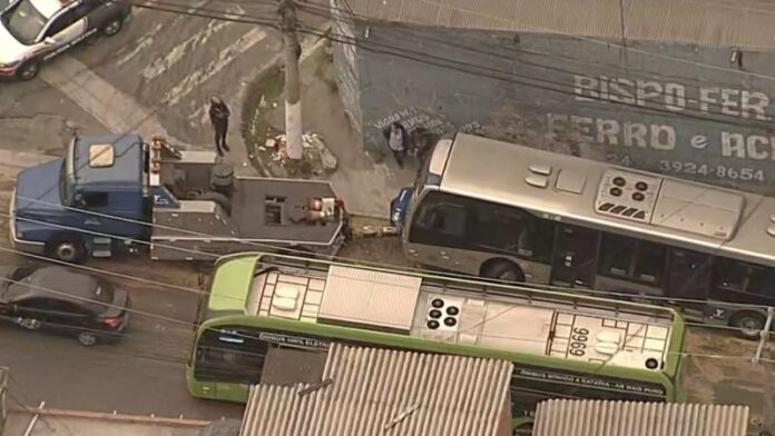 SPTrans notifica Sambaíba para se explicar sobre vazamento de óleo em ônibus que travou a Av. Dep. Cantídio Sampaio, na Brasilândia, na manhã desta sexta-feira (15)
