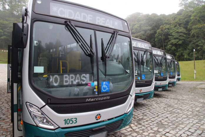 Temporal e alagamentos em Petrópolis (RJ) paralisam 70 linhas de ônibus nesta quarta-feira (20)