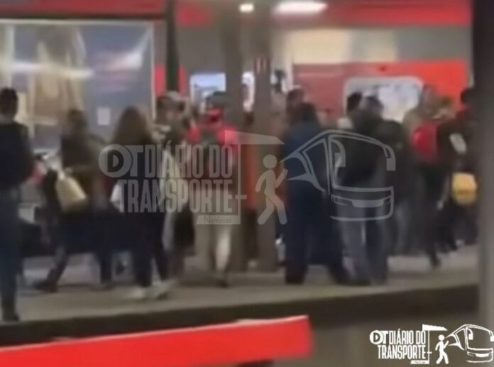 Tumulto em trem da Linha 10-Turquesa da CPTM mobiliza agentes de segurança na Estação Celso Daniel, em Santo André