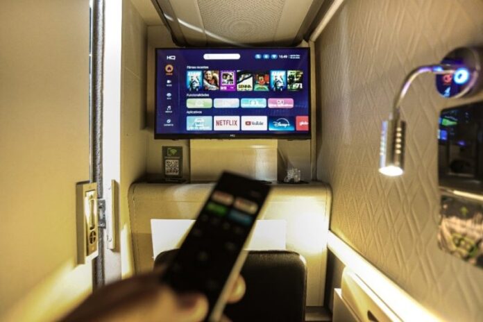 Viação Garcia expõe ônibus histórico e modelo com cabine privativa na Expoingá